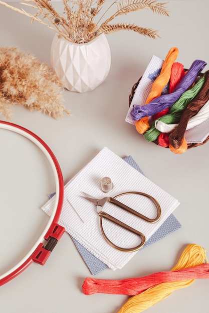 Biurko z narzędziami do haftu