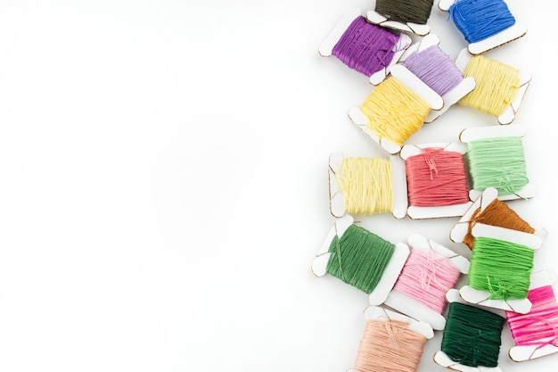 Ręka haftująca kolorowy wzór